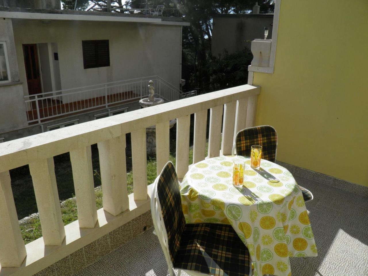 Apartments Angela - With Beautiful Courtyard Brela Exterior foto