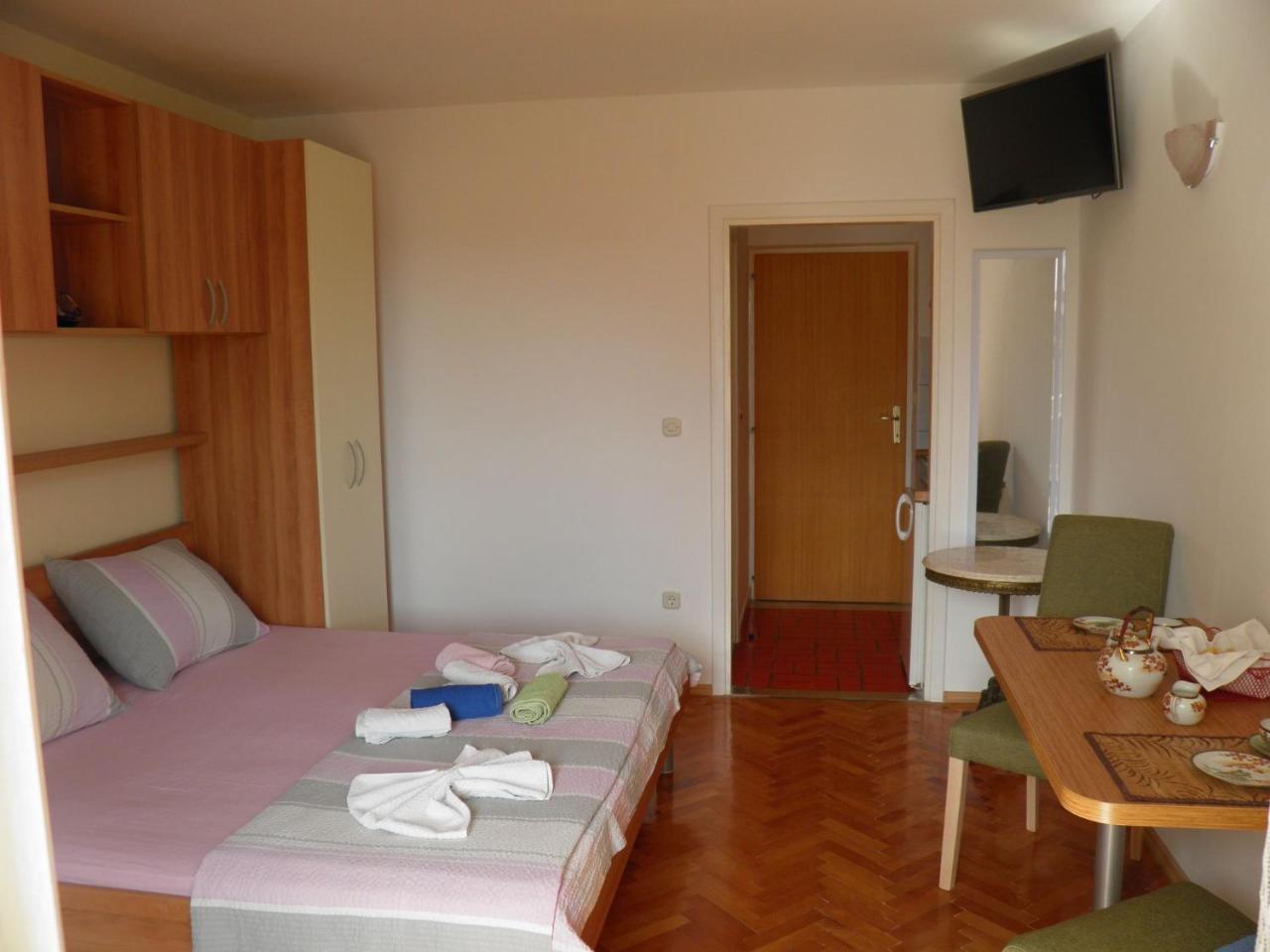 Apartments Angela - With Beautiful Courtyard Brela Exterior foto